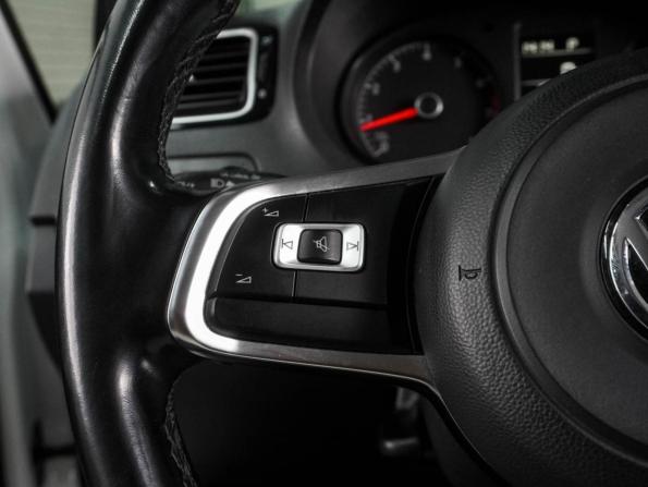 Volkswagen Polo V Рестайлинг с пробегом 2019 года, цена 1 399 000 рублей, 124874 км, седан, Автокод Объявления
