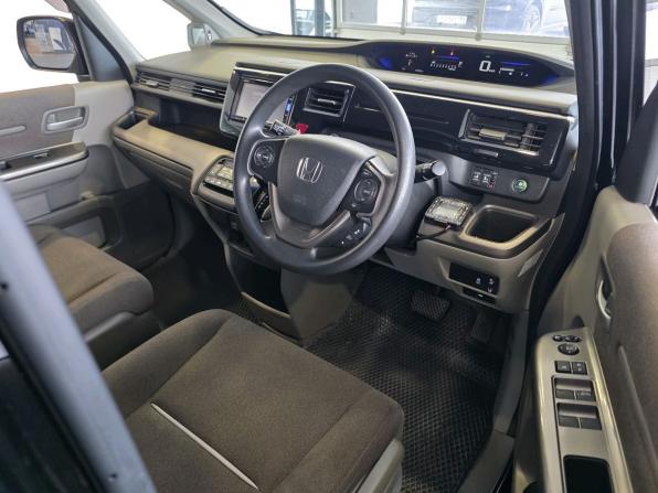 Honda Stepwgn V с пробегом 2016 года, цена 1 799 000 рублей, 141488 км, минивэн, Автокод Объявления