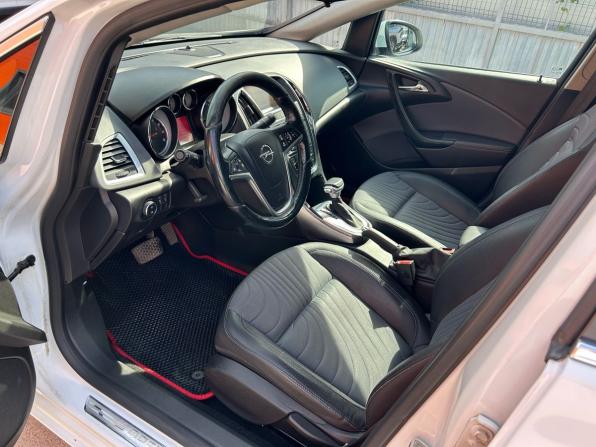 Opel Astra J Рестайлинг с пробегом 2015 года, цена 669 900 рублей, 195000 км, седан, Автокод Объявления