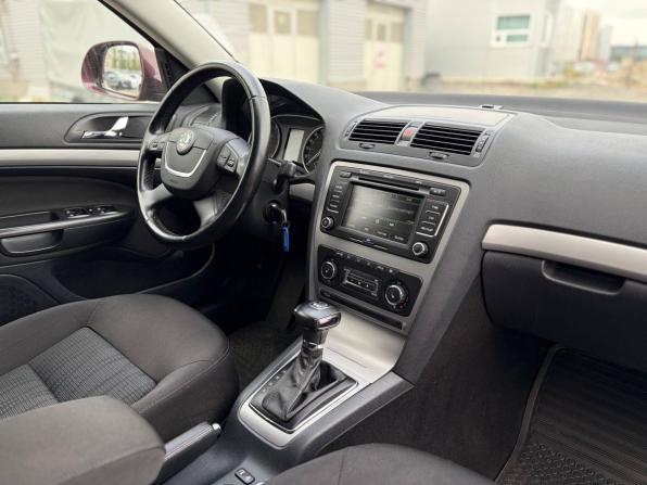 Skoda Octavia II (A5) Рестайлинг с пробегом 2013 года, цена 715 000 рублей, 217842 км, лифтбек, Автокод Объявления