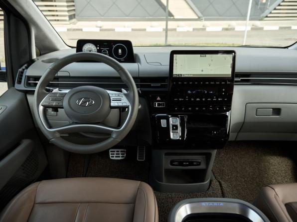 Hyundai Staria I с пробегом 2024 года, цена 6 490 000 рублей, 18000 км, минивэн, Автокод Объявления