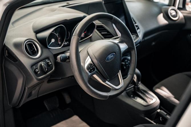 Ford Fiesta Mk6 Рестайлинг с пробегом 2018 года, цена 960 000 рублей, 90700 км, хэтчбек, Автокод Объявления