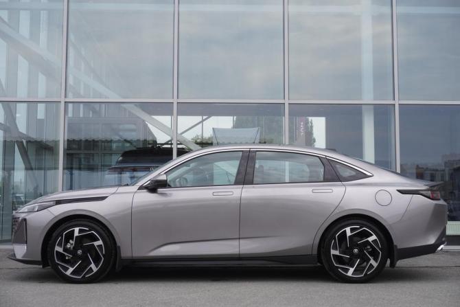 Changan Lamore с пробегом 2023 года, цена 2 400 000 рублей, 3882 км, седан, Автокод Объявления