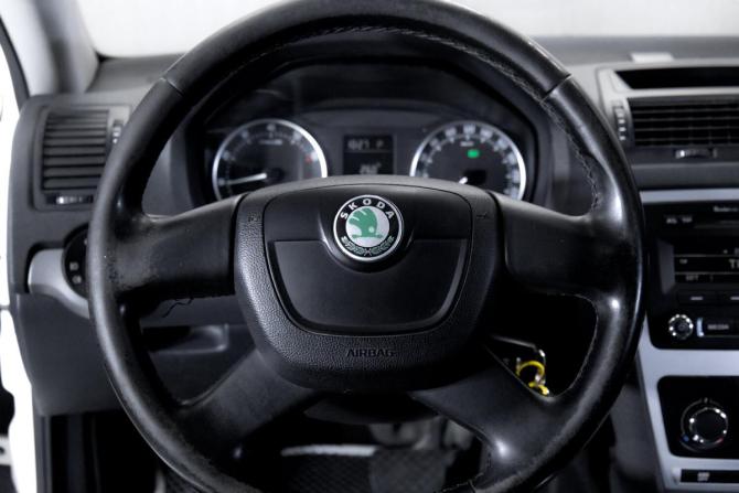 Skoda Octavia II (A5) Рестайлинг с пробегом 2013 года, цена 599 000 рублей, 233000 км, лифтбек, Автокод Объявления