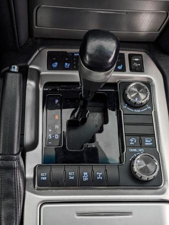 Toyota Land Cruiser 200 Series Рестайлинг 2 с пробегом 2017 года, цена 5 050 000 рублей, 300506 км, внедорожник, Автокод Объявления