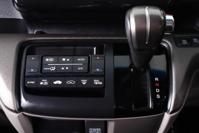 Honda Stepwgn V с пробегом 2015 года, цена 2 049 000 рублей, 91375 км, минивэн, Автокод Объявления