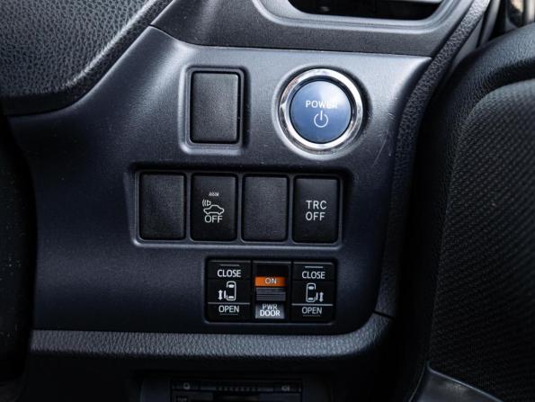 Toyota Voxy III (R80) с пробегом 2014 года, цена 1 656 000 рублей, 135235 км, минивэн, Автокод Объявления