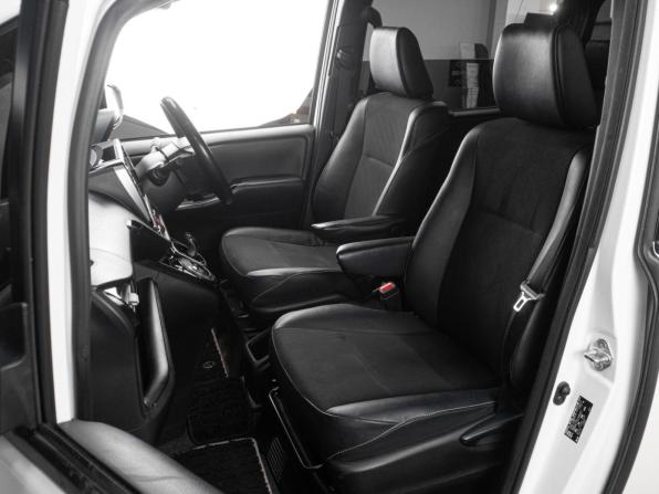 Toyota Noah III (R80) Рестайлинг с пробегом 2018 года, цена 2 349 000 рублей, 120279 км, минивэн, Автокод Объявления