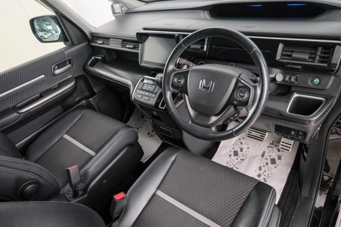 Honda Stepwgn V с пробегом 2016 года, цена 1 999 000 рублей, 89400 км, минивэн, Автокод Объявления