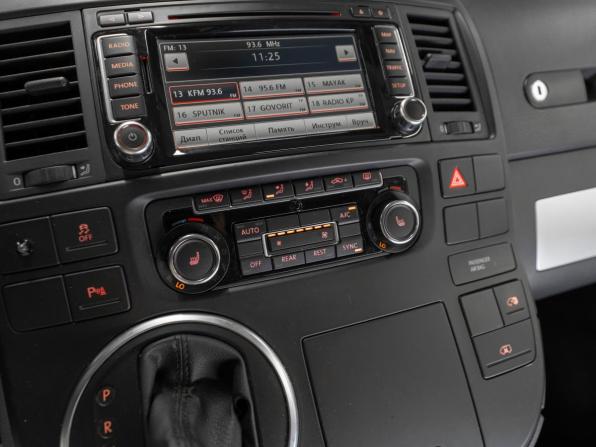 Volkswagen Multivan T5 Рестайлинг с пробегом 2015 года, цена 2 680 000 рублей, 197980 км, минивэн, Автокод Объявления