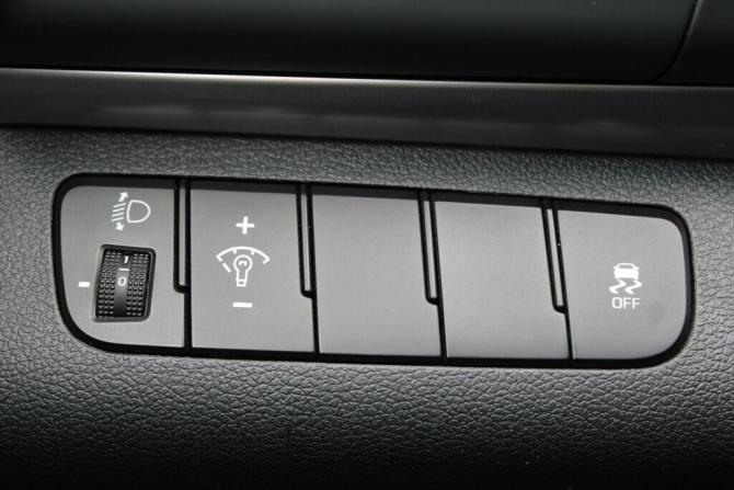 Hyundai Elantra VI (AD) Рестайлинг с пробегом 2019 года, цена 1 660 000 рублей, 112000 км, седан, Автокод Объявления
