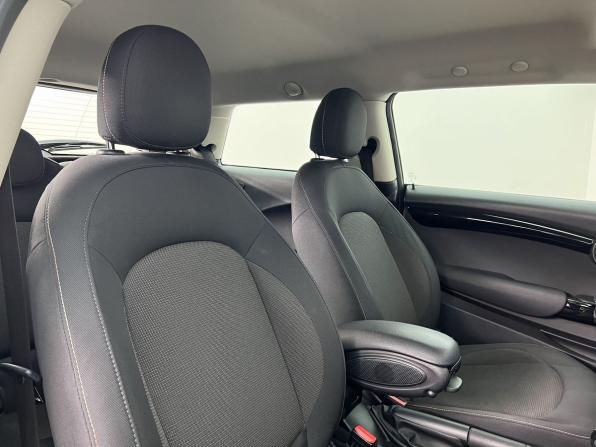 Mini Hatch III (F55/F56) Рестайлинг с пробегом 2018 года, цена 1 480 000 рублей, 148541 км, хэтчбек, Автокод Объявления
