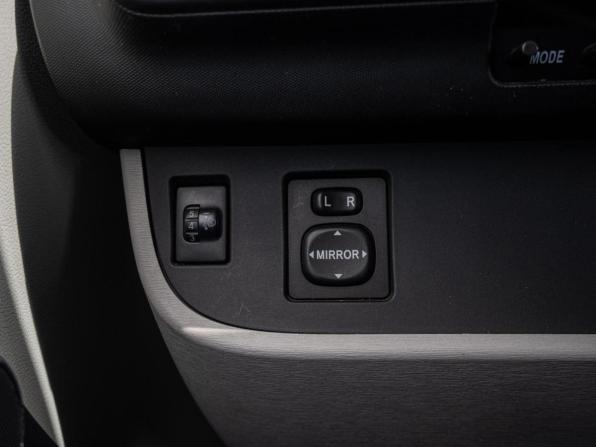 Toyota iQ с пробегом 2013 года, цена 1 070 000 рублей, 126920 км, хэтчбек, Автокод Объявления