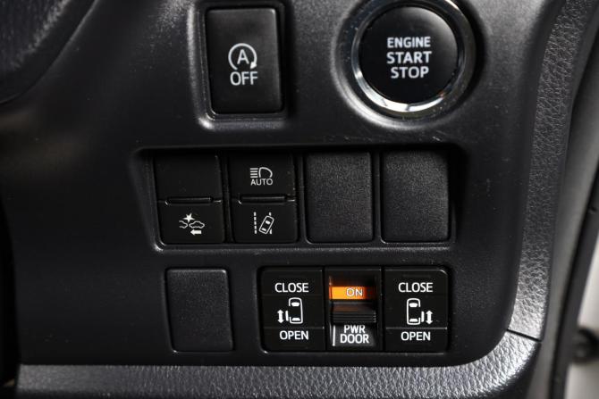 Toyota Noah III (R80) Рестайлинг с пробегом 2017 года, цена 2 849 000 рублей, 118214 км, минивэн, Автокод Объявления