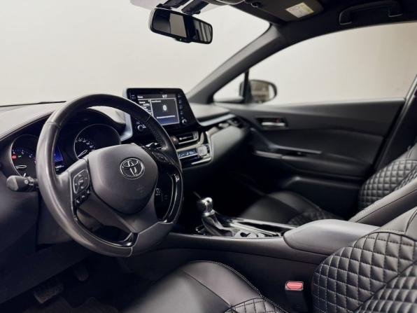 Toyota C-HR I Рестайлинг с пробегом 2019 года, цена 2 232 000 рублей, 140945 км, внедорожник, Автокод Объявления