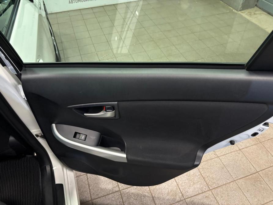 Toyota Prius III Рестайлинг (XW30) Санкт-Петербург  - изображение 11