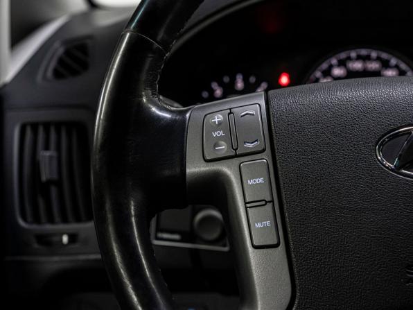 Hyundai H-1 II Рестайлинг с пробегом 2016 года, цена 2 409 000 рублей, 184210 км, минивэн, Автокод Объявления