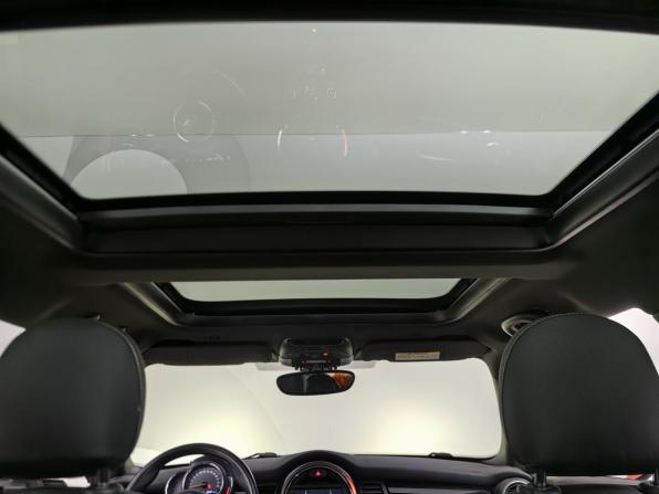 Mini Hatch III (F55/F56) Рестайлинг с пробегом 2019 года, цена 1 639 000 рублей, 143151 км, хэтчбек, Автокод Объявления