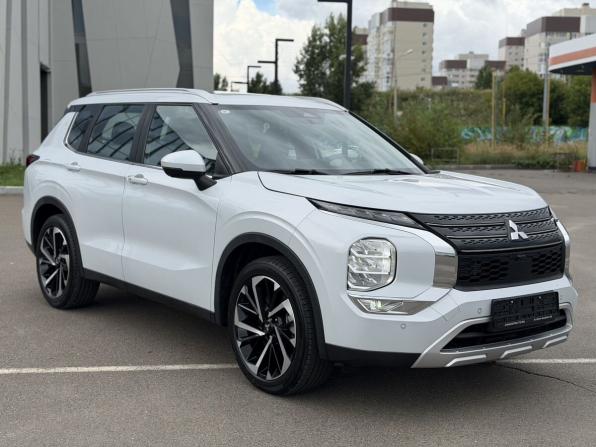 Mitsubishi Outlander IV с пробегом 2023 года, цена 3 850 000 рублей, 30 км, внедорожник, Автокод Объявления