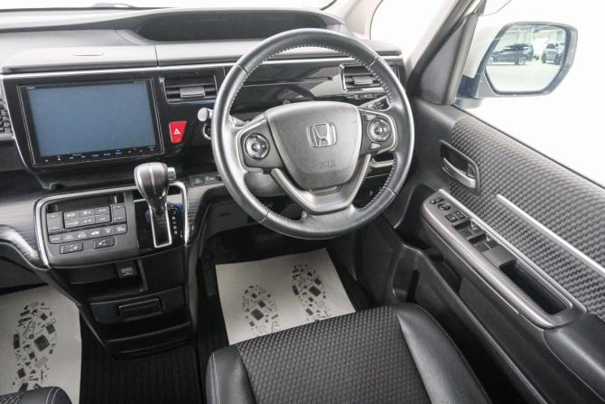 Honda Stepwgn V с пробегом 2015 года, цена 1 699 000 рублей, 204244 км, минивэн, Автокод Объявления