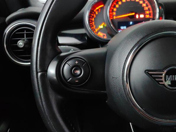 Mini Hatch III (F55/F56) Рестайлинг с пробегом 2019 года, цена 1 639 000 рублей, 143151 км, хэтчбек, Автокод Объявления