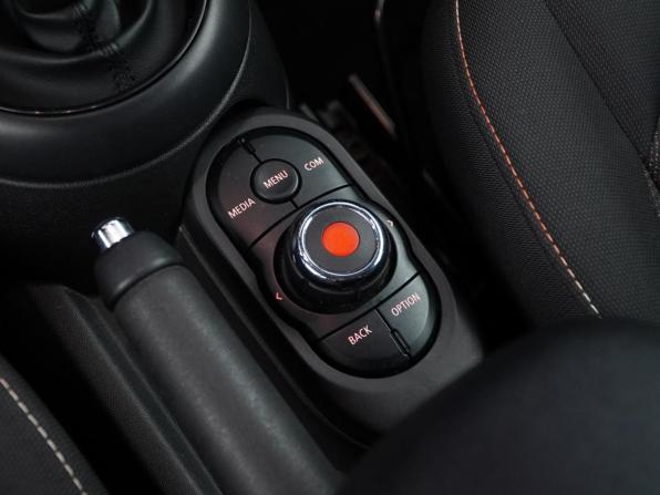 Mini Hatch III (F55/F56) Рестайлинг с пробегом 2018 года, цена 1 397 444 рубля, 147621 км, хэтчбек, Автокод Объявления