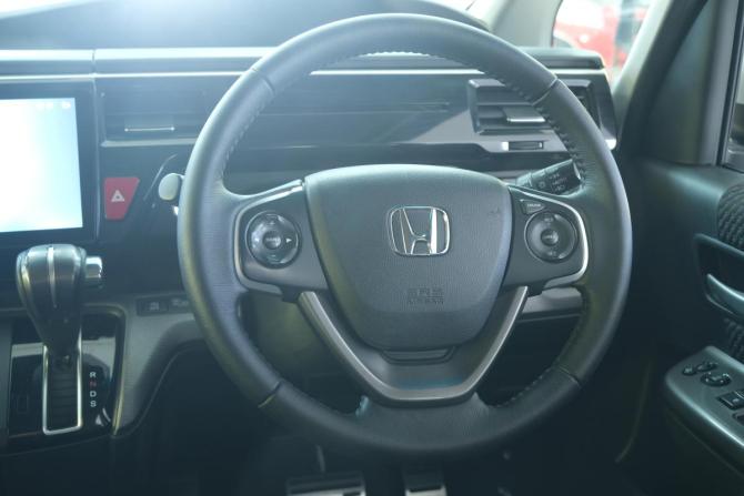 Honda Stepwgn V с пробегом 2015 года, цена 1 899 000 рублей, 132000 км, минивэн, Автокод Объявления