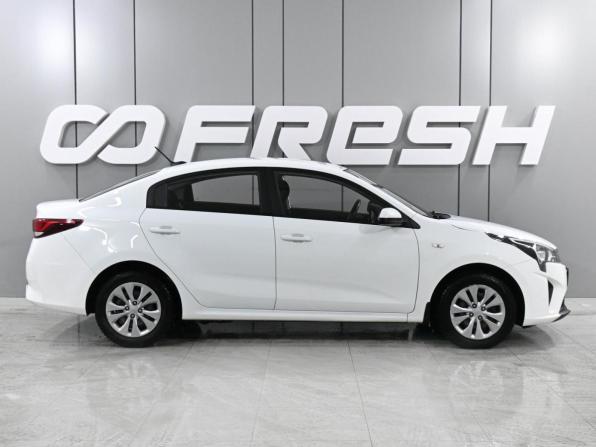 Kia Rio IV Рестайлинг с пробегом 2020 года, цена 1 390 000 рублей, 62142 км, седан, Автокод Объявления