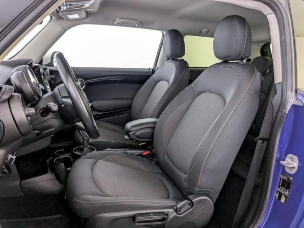 Mini Hatch III (F55/F56) Рестайлинг с пробегом 2021 года, цена 2 290 000 рублей, 54969 км, хэтчбек, Автокод Объявления