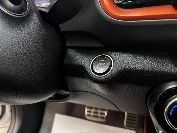 Kia Stonic I с пробегом 2018 года, цена 1 695 000 рублей, 156988 км, внедорожник, Автокод Объявления