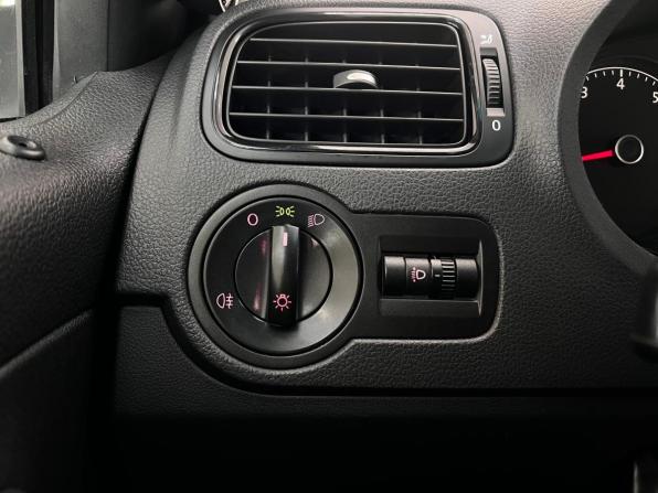 Volkswagen Polo V Рестайлинг с пробегом 2015 года, цена 990 000 рублей, 147000 км, седан, Автокод Объявления