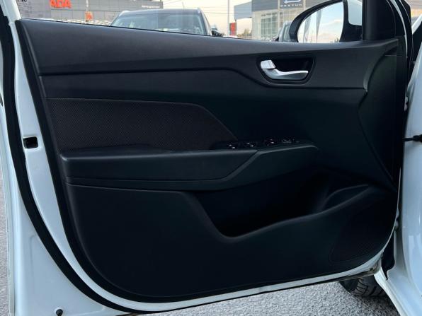 Hyundai Solaris II с пробегом 2018 года, цена 1 379 000 рублей, 125355 км, седан, Автокод Объявления
