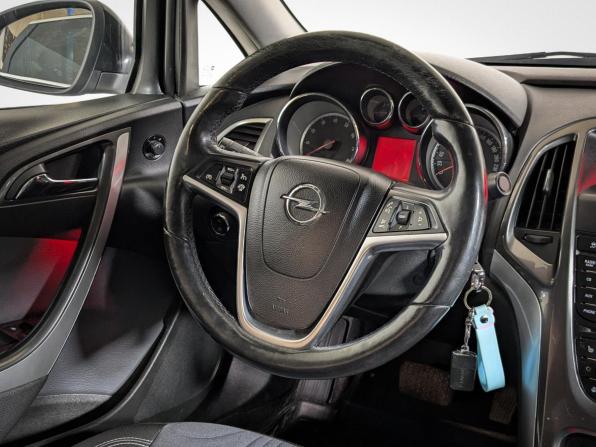 Opel Astra J Рестайлинг с пробегом 2013 года, цена 799 900 рублей, 230000 км, седан, Автокод Объявления