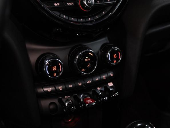Mini Hatch III (F55/F56) Рестайлинг с пробегом 2019 года, цена 3 099 700 рублей, 52811 км, хэтчбек, Автокод Объявления