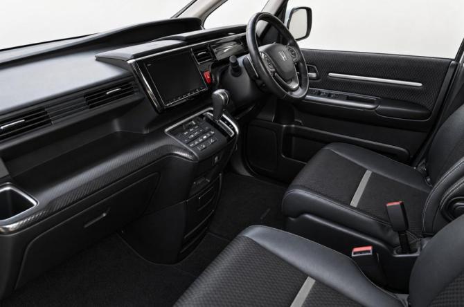 Honda Stepwgn V Рестайлинг с пробегом 2018 года, цена 2 349 000 рублей, 1290000 км, минивэн, Автокод Объявления