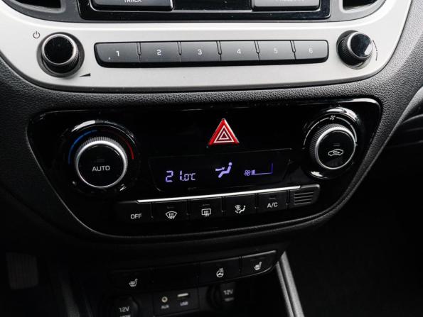 Hyundai Solaris II с пробегом 2018 года, цена 1 350 000 рублей, 166833 км, седан, Автокод Объявления