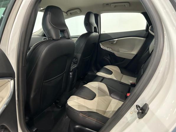 Volvo V40 Cross Country I с пробегом 2013 года, цена 1 049 000 рублей, 186445 км, хэтчбек, Автокод Объявления