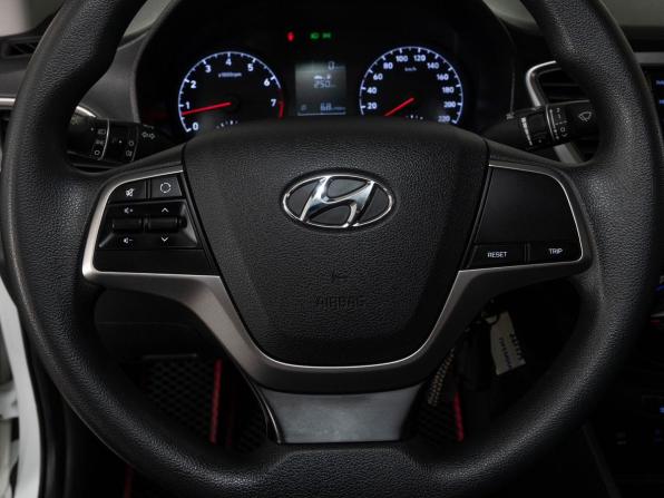 Hyundai Solaris II с пробегом 2018 года, цена 1 048 000 рублей, 153704 км, седан, Автокод Объявления