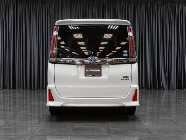 Toyota Noah III (R80) Рестайлинг с пробегом 2018 года, цена 2 349 000 рублей, 120279 км, минивэн, Автокод Объявления