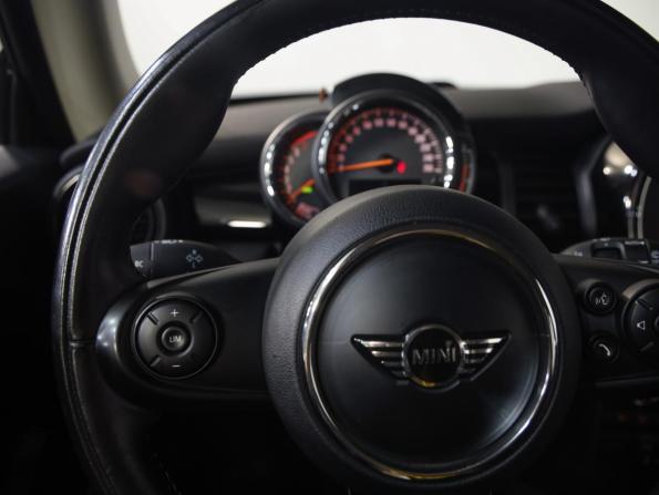 Mini Hatch III (F55/F56) Рестайлинг с пробегом 2018 года, цена 2 129 000 рублей, 60000 км, хэтчбек, Автокод Объявления