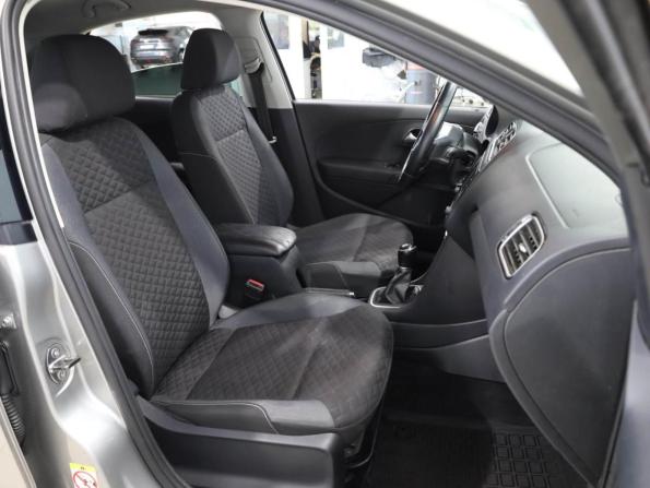 Volkswagen Polo V Рестайлинг с пробегом 2018 года, цена 1 299 000 рублей, 74219 км, седан, Автокод Объявления