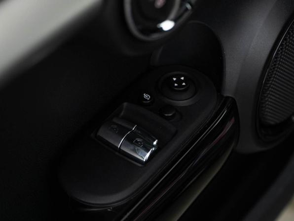 Mini Hatch III (F55/F56) Рестайлинг с пробегом 2020 года, цена 3 297 444 рубля, 74460 км, хэтчбек, Автокод Объявления