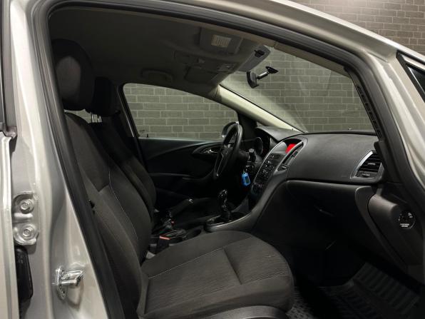 Opel Astra J Рестайлинг с пробегом 2012 года, цена 650 000 рублей, 170493 км, хэтчбек, Автокод Объявления