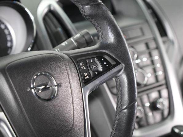 Opel Astra J Рестайлинг с пробегом 2014 года, цена 940 000 рублей, 116000 км, седан, Автокод Объявления