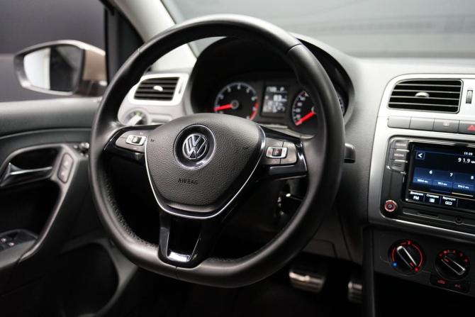 Volkswagen Polo V Рестайлинг с пробегом 2016 года, цена 1 093 000 рублей, 220000 км, седан, Автокод Объявления