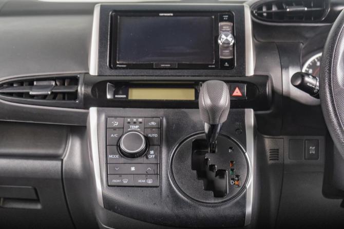 Toyota Wish II Рестайлинг с пробегом 2015 года, цена 1 729 000 рублей, 150000 км, минивэн, Автокод Объявления