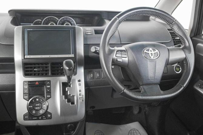 Toyota Voxy II (R70) Рестайлинг с пробегом 2012 года, цена 599 000 рублей, 149828 км, минивэн, Автокод Объявления