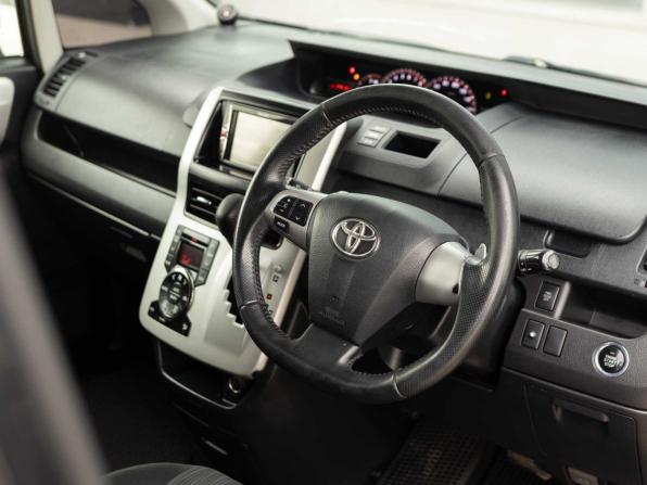 Toyota Voxy II (R70) Рестайлинг с пробегом 2011 года, цена 1 260 000 рублей, 246165 км, минивэн, Автокод Объявления