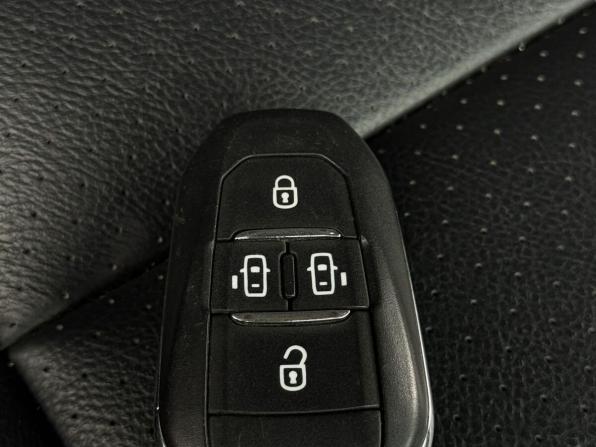 Peugeot Traveller I с пробегом 2020 года, цена 3 950 000 рублей, 101043 км, минивэн, Автокод Объявления