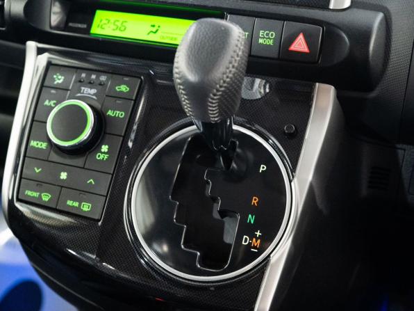 Toyota Wish II Рестайлинг с пробегом 2014 года, цена 1 370 000 рублей, 109900 км, минивэн, Автокод Объявления